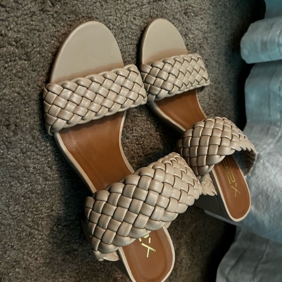 Beige chunky heel sandal - Picture 3 of 8